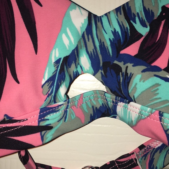 NO BOUNDARIES FLORAL BIKINI TOP - Picture 2 of 4